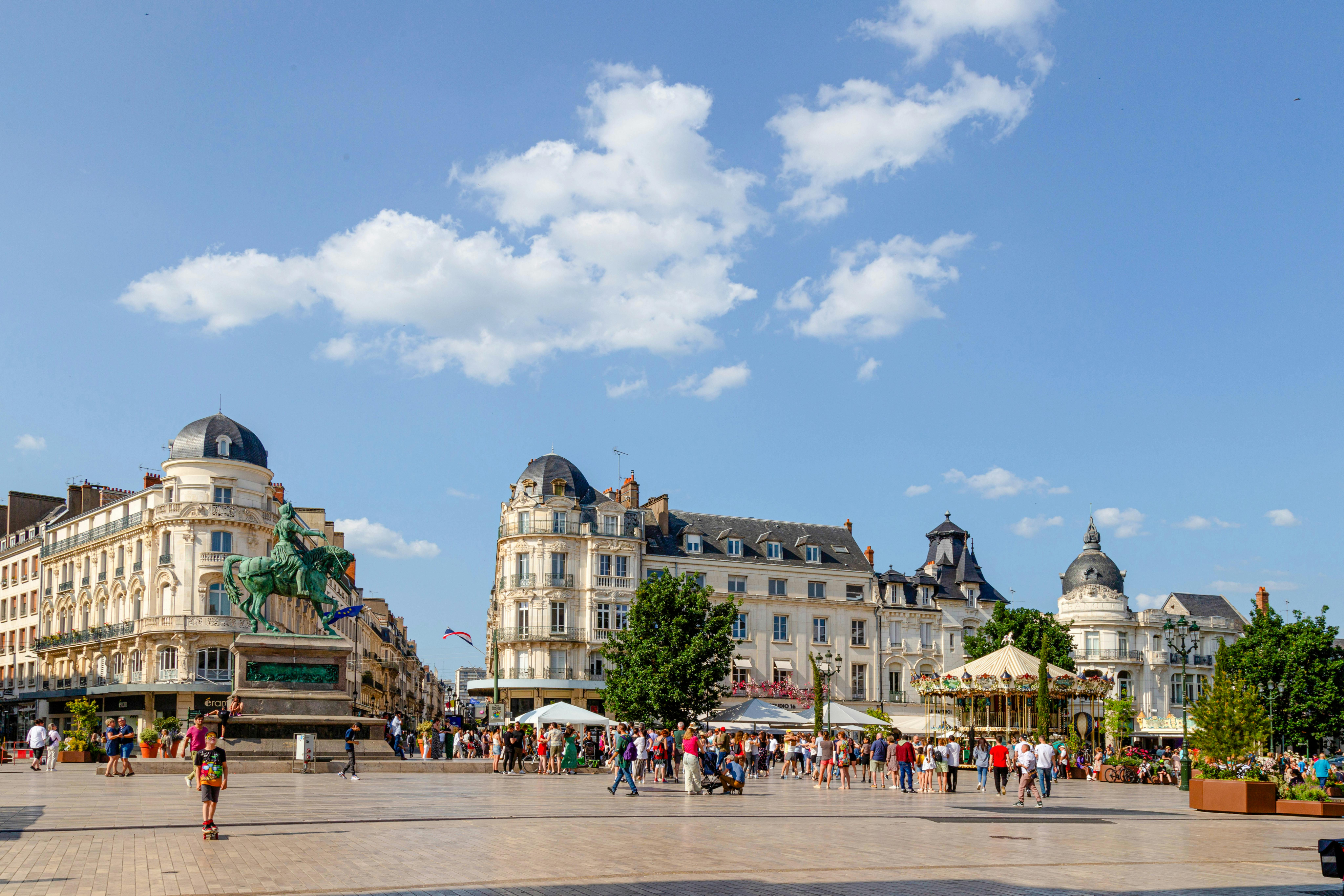 Image de centre ville en France avec un ciel bleu